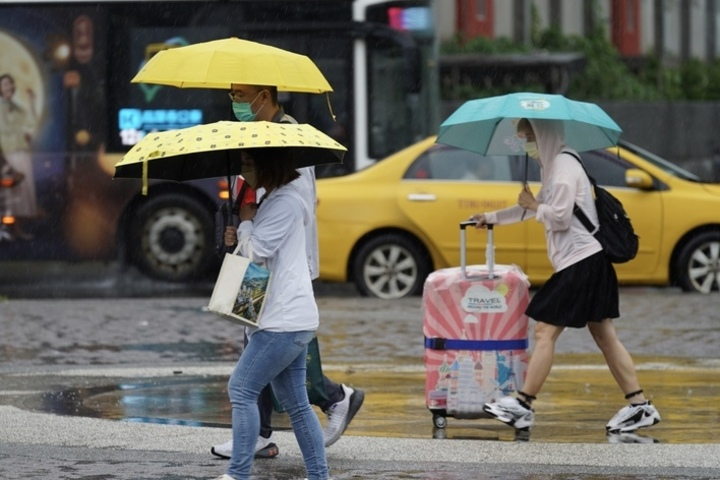 雙颱共舞外圍環流影響　各地降雨機率高屏東防豪雨　