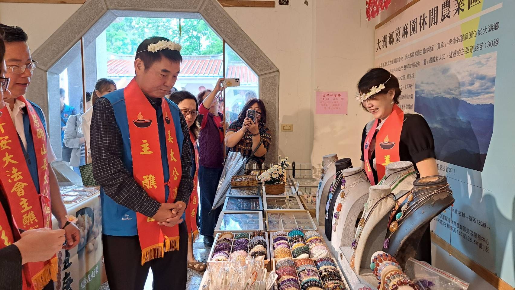 苗栗縣長鍾東錦參訪客家大院，關注新住民攤商。圖／姜太公中部道場客家大院提供