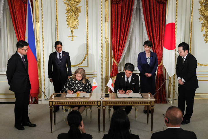 日菲確定升格為「全面戰略夥伴關係」,雙方會中簽署多項交流協定。圖/取自日本首相官邸官網