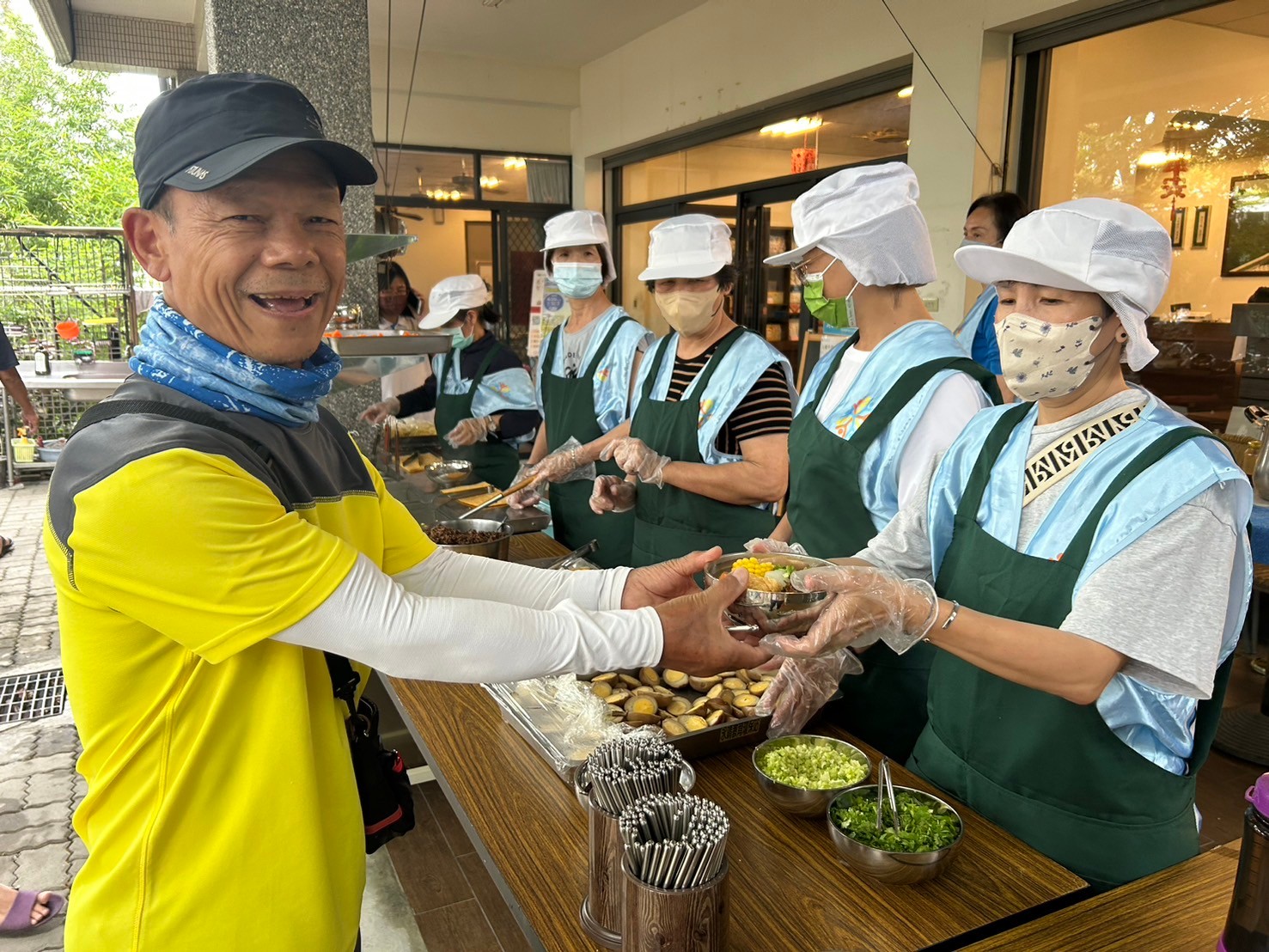 大甲媽祖遶境進香隊伍11日經過彰化縣永靖鄉時，香客中心提供現煮素麵等服務。圖/頂新和德文教基金會提供