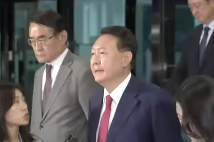 尹錫悅經過14.5小時訊問後晚間11時54分離開檢察廳。圖/取自YTN《YouTube》官方頻道