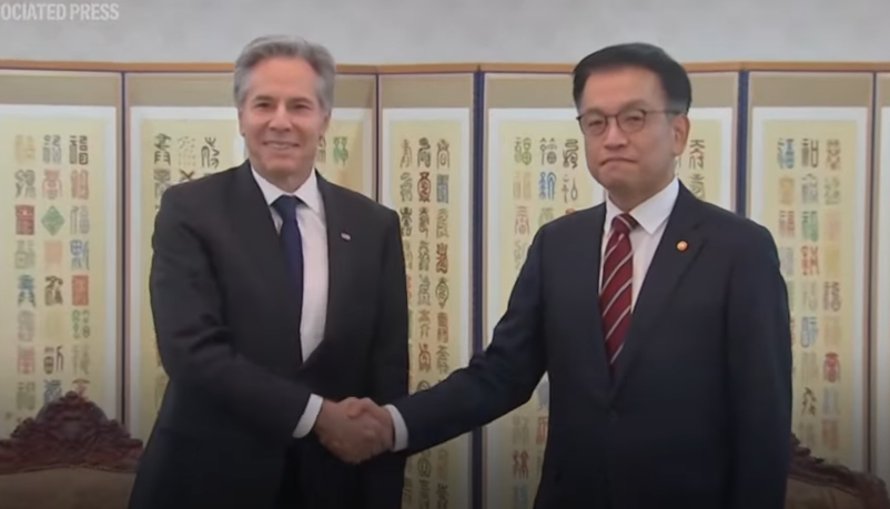 美國國務卿布林肯（左）6日與代理總統崔相穆（右）會面，關切韓國政局的穩定。圖/翻攝自Associated Press Youtube 頻道
