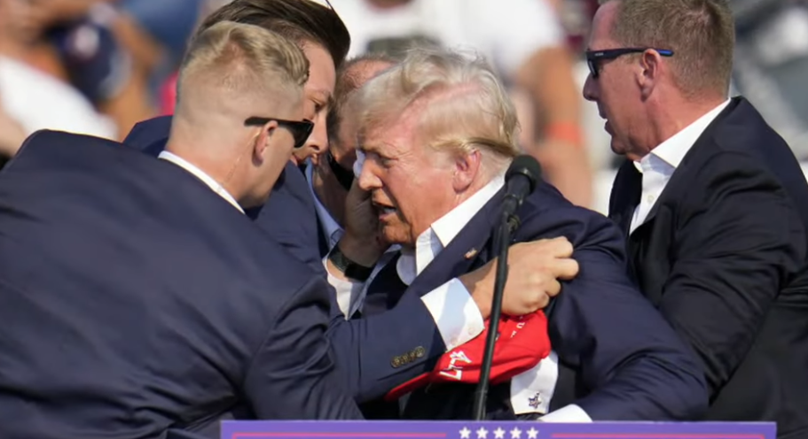 美國前總統川普（Donald Trump）在美國時間13日下午6時左右，於賓州巴特勒（Butler）造勢現場遭槍擊，所幸沒有生命危險。圖/翻攝自ABC News YouTube頻道