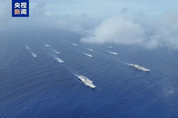 在南海某海域，大陸遼寧艦、山東艦編隊展開雙航母編隊演練，資料圖。圖/取自央視新聞