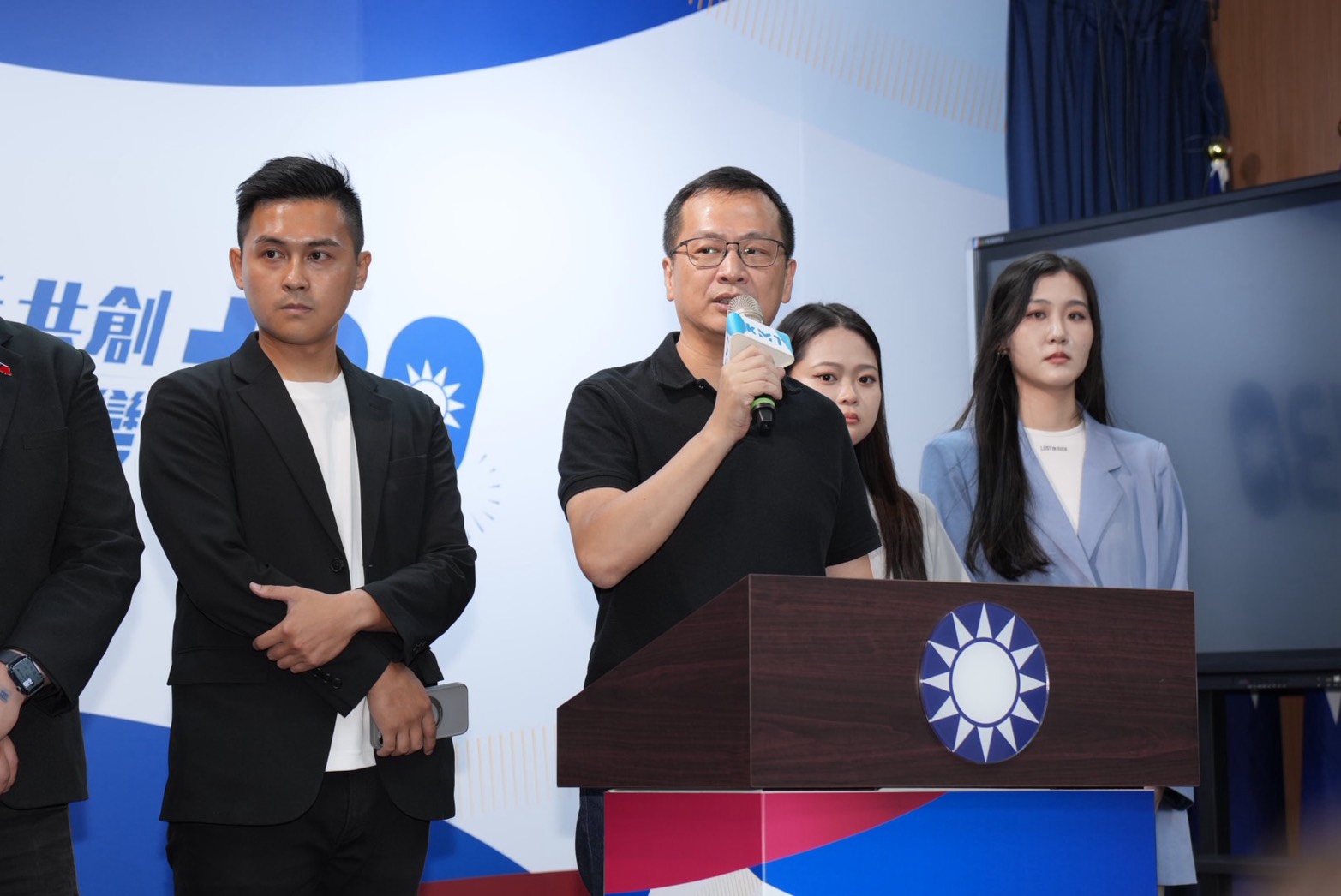 國民黨18日舉行黨主席選舉，候選人羅志強（中）晚間6點15分前往中央黨部發表感言。圖/記者陳思豪攝