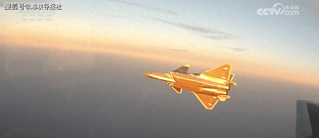 央視新聞也曾釋出金色的隱形戰機殲-20畫面。 圖/取自央視