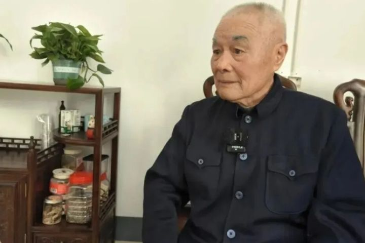 98歲「省錢阿公」捐款近2.8億　穿36年衣服、睡70年老床做公益