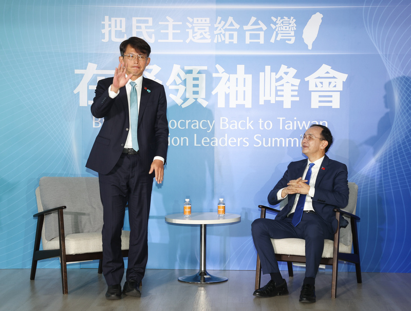 國民黨與民眾黨22日上午舉辦在野領袖峰會，民眾黨主席黃國昌（左）表示，對於國民黨最近遭到的司法迫害，民眾黨完全感同身受。圖/中央社