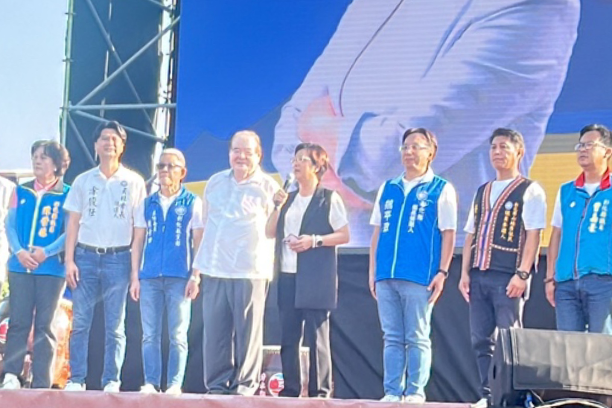 歸隊了   王惠美現身藍帳戶造勢　和魏平政握手破冰