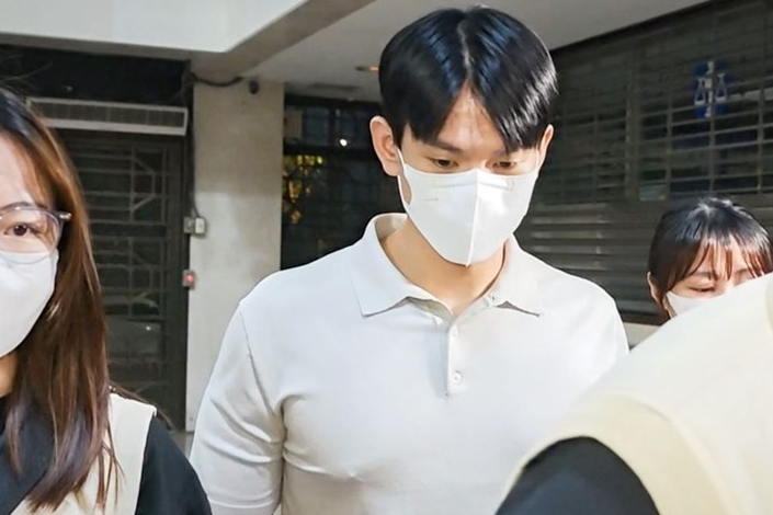 「小英男孩」鄭亦麟涉收賄198萬　父母及弟弟全遭起訴