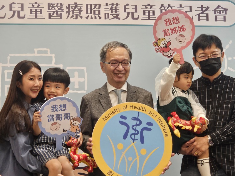 衛福部長薛瑞元 （中），因不主張禁止辣椒粉輸入，十六縣市只能主動先禁止營養午餐使用辣椒粉、咖哩粉。圖／中央社