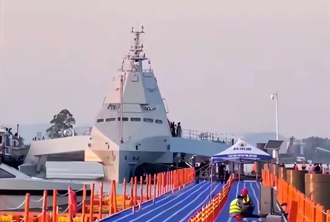 大陸大型無人作戰艇「虎鯨號」，近日傳出已正式服役於解放軍海軍。圖/取自微信公眾號