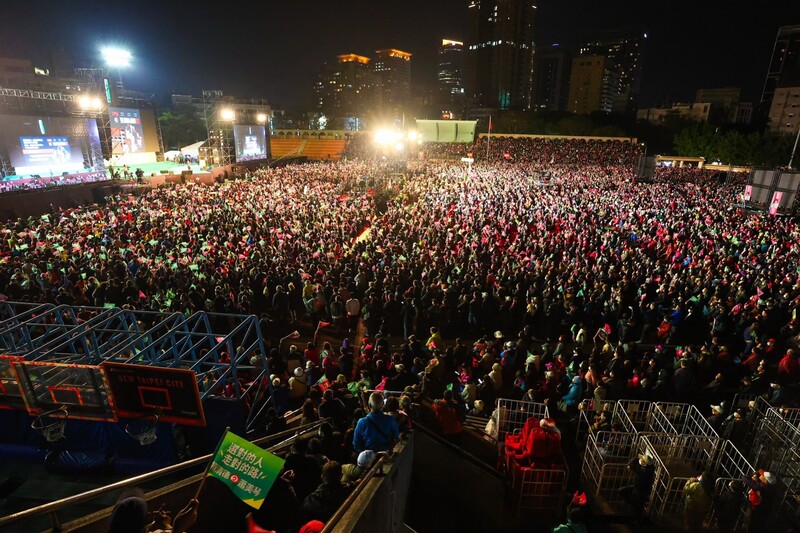 民進黨12日晚間在新北市板橋區舉辦選前之夜造勢晚會,現場座無虛席、人潮爆滿。圖/中央社
