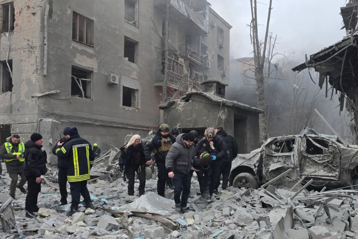 烏克蘭表示，對莫斯科發動無人機攻擊，是為了回應俄羅斯自發動戰爭以來反覆對烏克蘭進行的襲擊。圖為俄羅斯對哈爾科夫的攻擊。圖/取自澤倫斯基臉書