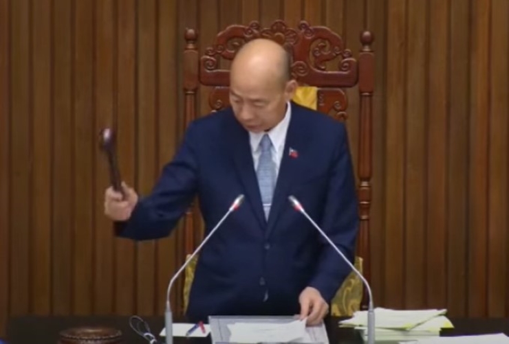 立法院會審查《道路交通管理處罰條例》修正案，院長韓國瑜落槌宣布三讀通過。圖/林睿康攝