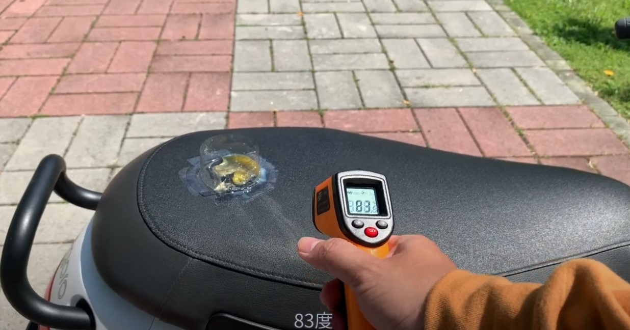 在戶外機車座椅溫度可以達到83°C，幾乎可以煎熟雞蛋。圖/截自實驗控YouTube