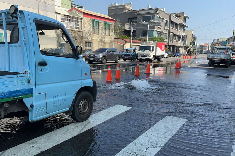 地震導致水管線失壓，造成台南關廟地區水管破裂，路面嚴重積水。圖/中央社