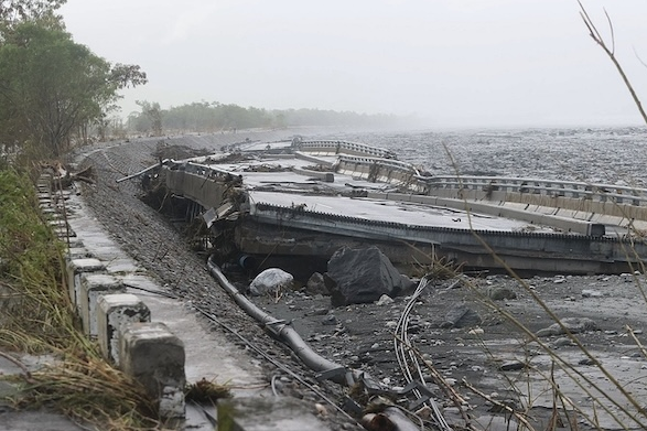 花蓮馬太鞍溪堰塞湖去年九月潰決，沖毀馬太鞍溪橋（圖），釀成19人死亡。圖/中央社