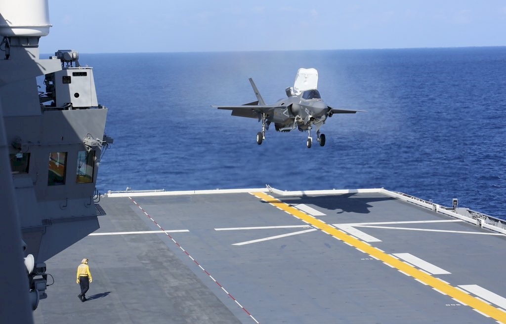 日本海上自衛隊「加賀」級直升機護衛艦，完成F-35B隱形戰機著艦測試。圖/取自日本防衛省X