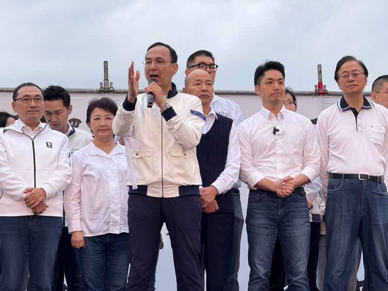 國民黨26日在凱道舉辦「反綠共戰獨裁」集會，黨主席朱立倫（前中）表示520後罷免賴總統。圖/中央社