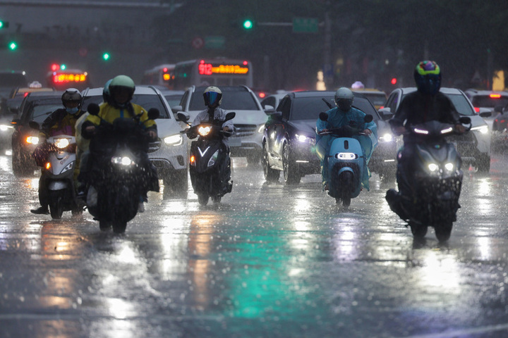 本周一天比一天熱　今明台中以北嚴防午後強雷陣雨