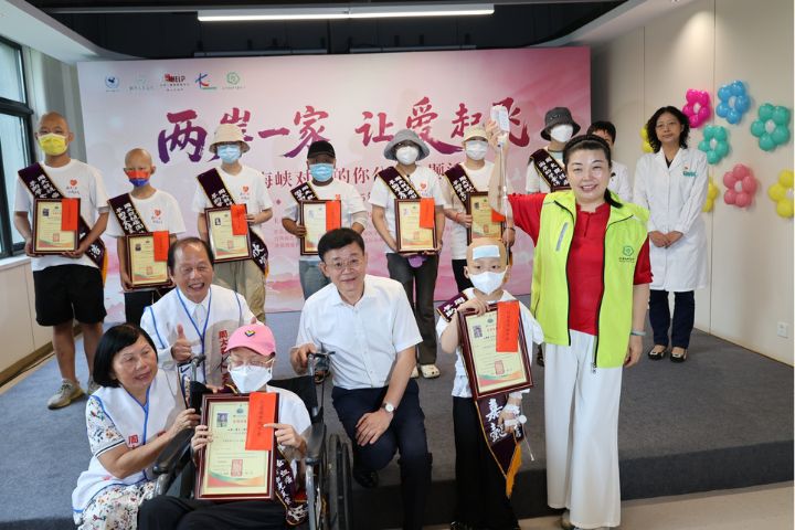 河北血癌醫師小作家柴依樂等20位大陸抗癌小鬥士榮獲周大觀抗癌圓夢助學金。圖/周大觀文教基金會提供