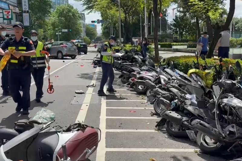 台南市成大旁的路口發生車禍，造成一死二傷。圖/中央社