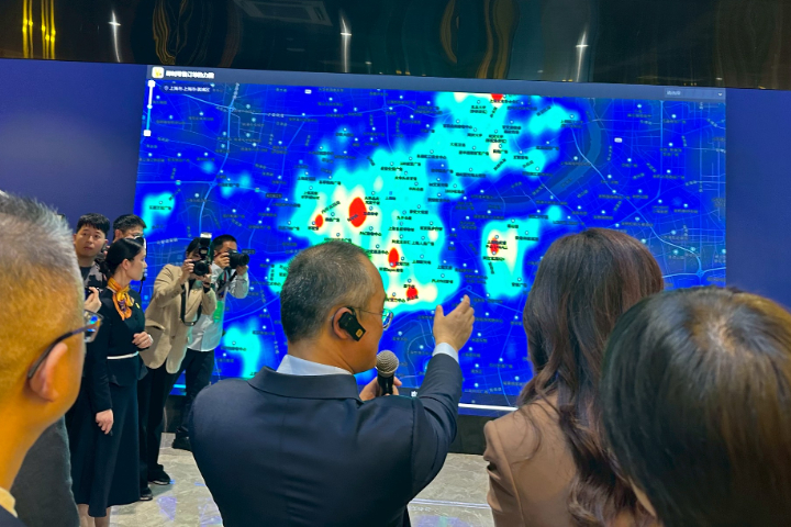 王興(左)向鄭麗文介紹美團的產業布局及落地應用。圖/讀者提供