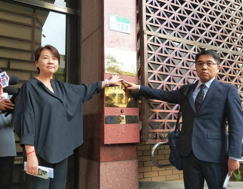 民眾黨20日將召開中央評議會，討論黃珊珊（左）應否辭去不分區立委職務。圖/中央社
