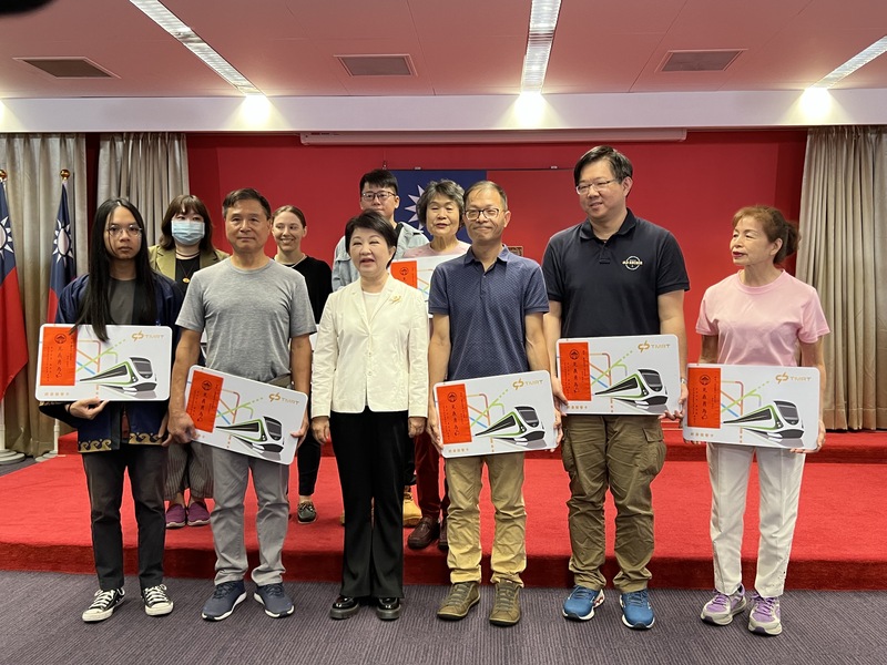 長髮哥許瑞顯（左1）等中捷英雄4日接受台中縣政府公開表揚。圖/中央社
