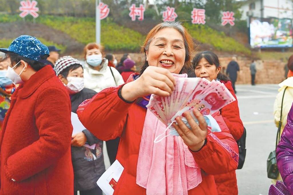 大陸民眾超愛儲蓄不消費，已經嚴重影響大陸經濟復甦。圖/取自新華社