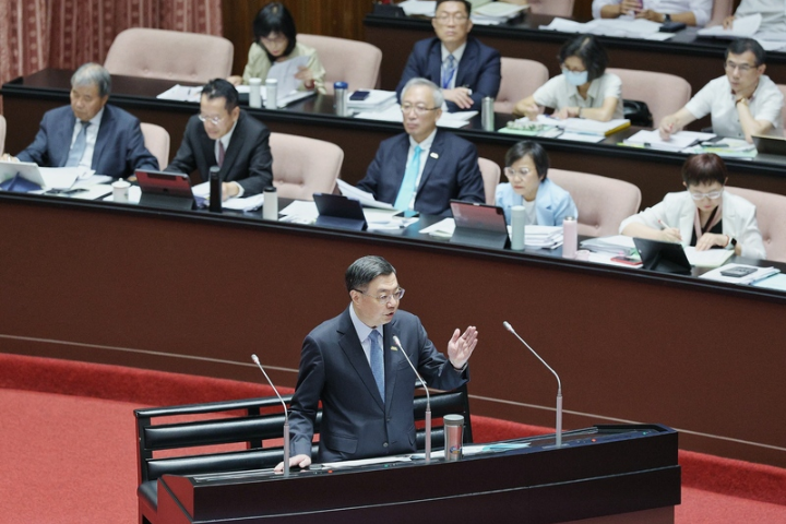 16人換將徒具形式？游盈隆批政院改組 「感覺較像障眼法、煙火秀」