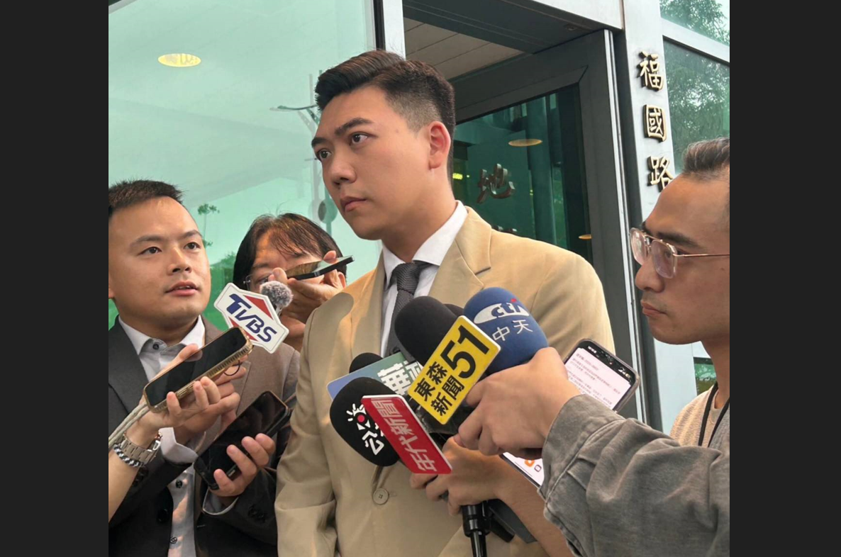 肢體挑釁　賴苡任：德國之聲主持人都把腳伸到鄭麗文的腳後面