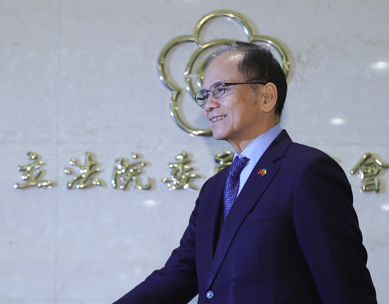 游錫堃被問到若無法連任立法院長，是否將請辭不分區立委讓位王義川，他頻頻回應「不要以訛傳訛」。圖/中央社