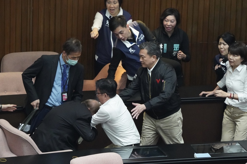 17日立法院審議國會改革相關法案，朝野立委演出全武行。圖/中央社