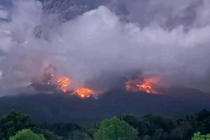 菲律賓坎拉翁火山噴發　大量火山灰直竄4.5公里高空