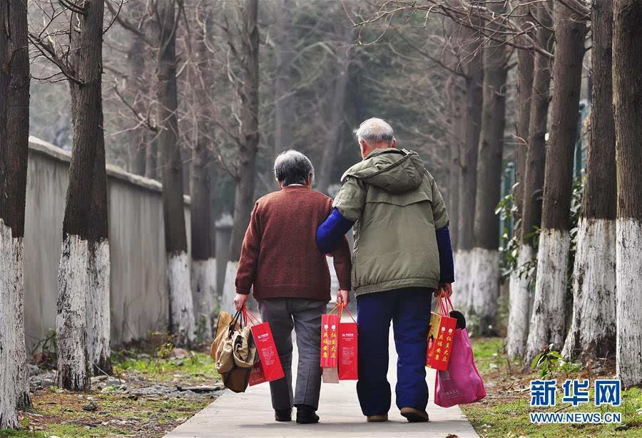 夫婦多年相伴，淡淡地、長久的感情，自然流露於生活的每一個細節。圖/取自新華社