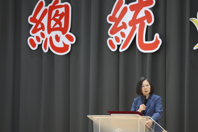 蔡政府利用特別預算規避真實財政狀況卻大內宣號稱「國家財政持續改善」。圖/中央社