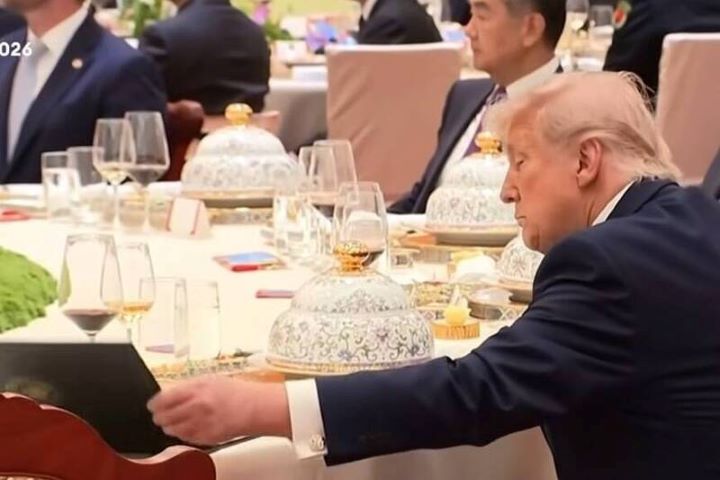【川習會】「川普偷看習近平小本本」？國宴影片瘋傳　藏了個大烏龍 