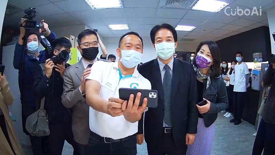 2021年時任副總統的賴清德，還一度到公司參訪，與負責人曾志新（前排穿白衣者）合影。圖/取自曾志新臉書