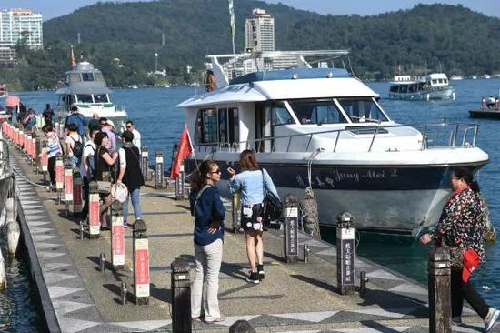 大陸文旅部宣布近期將開放上海、福建民眾赴台旅遊，但陸委會仍表明盼「小兩會」協商，圖為疫情前大陸遊客前往日月潭旅遊。圖／取自新華網