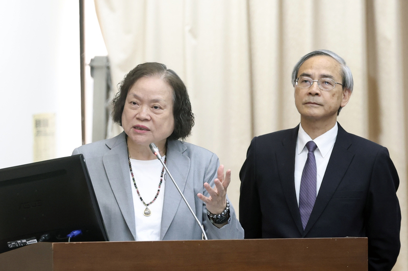 行政院主計總處主計長陳淑姿（左）24日在立法院財政委員會表示，不可能在9月發現金。圖/中央社