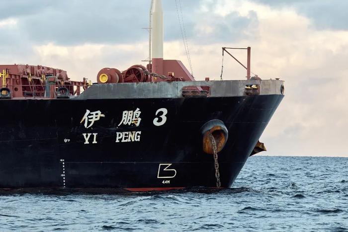 波羅的海2條海底電纜上月遭破壞，在歐洲與陸方數周談判下，歐洲調查人員登上涉入此事的貨輪「伊鵬3號」。圖/取自新浪