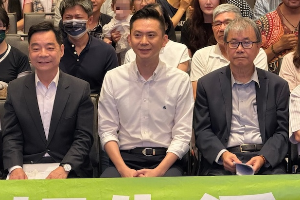 鄭朝方家族農舍爆違建爭議！核准152坪疑蓋近300坪　議員拉白布條要求嚴審