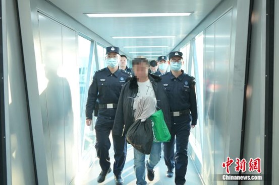 外逃印尼11年的劉某，被押解回大陸。圖/取自中新社
