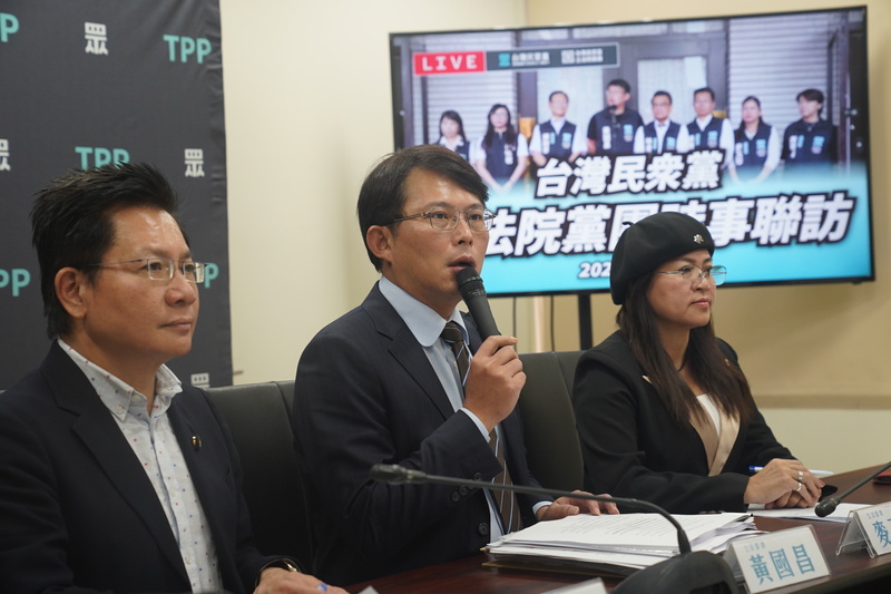 民眾黨立委黃國昌表示，憲法法庭作出重要判決應設立最低門檻，因此民眾黨黨團會提出自己的版本。圖／中央社
