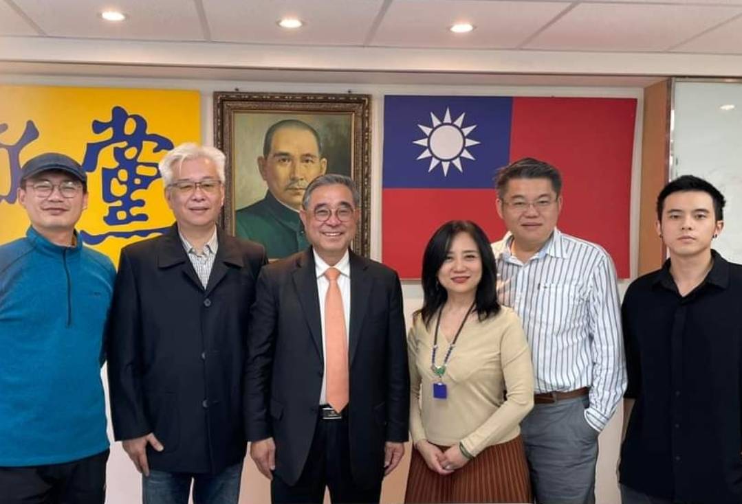 新黨主席吳成典(左三)不滿漁船事件由金門人來承擔。圖/取自吳成典臉書