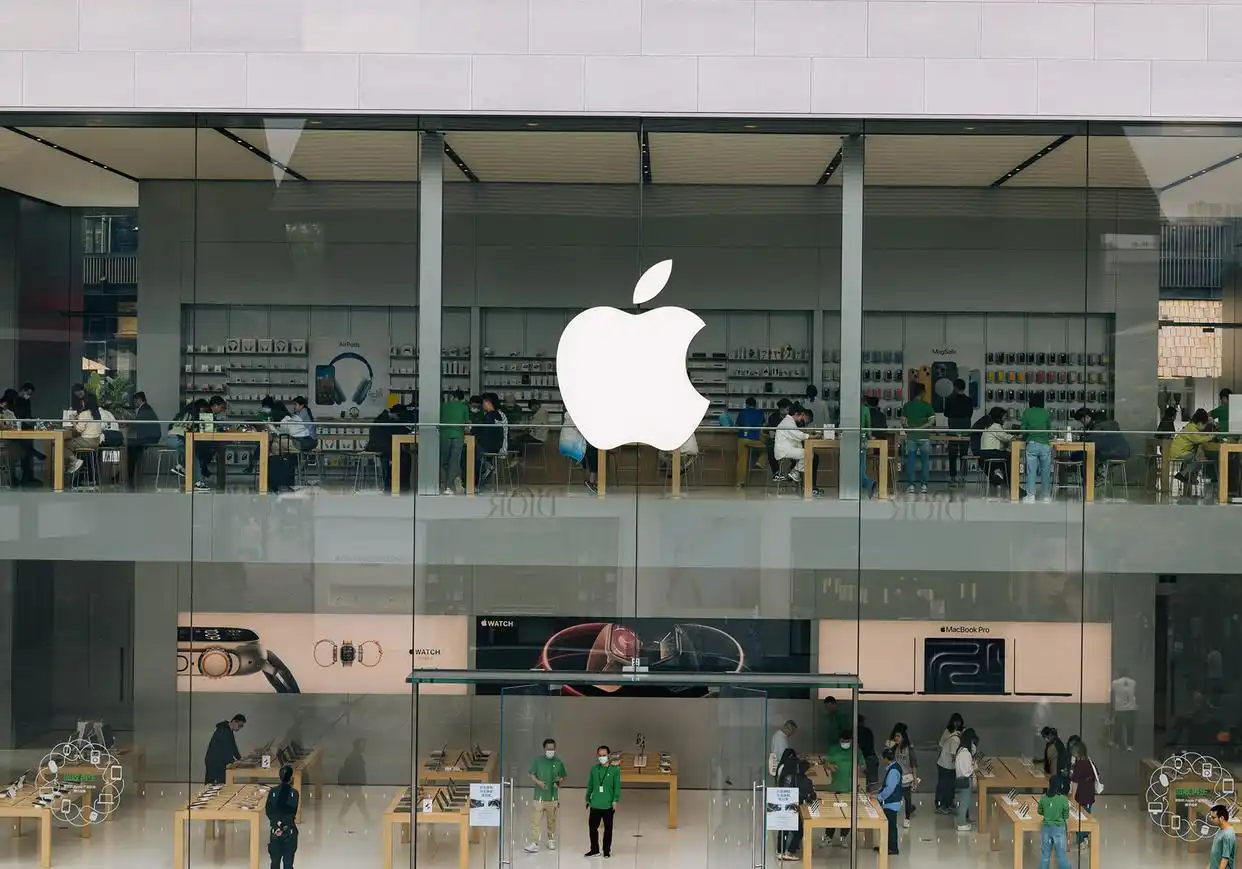 據21世紀經濟報導，如果按照目前川普的關稅戰結果，蘋果iPhone手機也難倖免，價格必大幅上漲，可能漲到2.5萬人民幣，相當台幣11.25萬。圖為北京的iPhone門店。 圖／取自每日經濟新聞