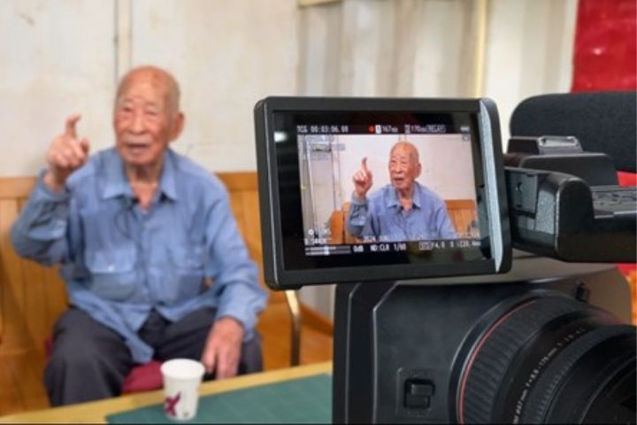 沈春池文教基金會每年舉辦「我家的兩岸故事」城市巡展，吸引民眾駐足觀賞。圖/沈春池文教基金會提供