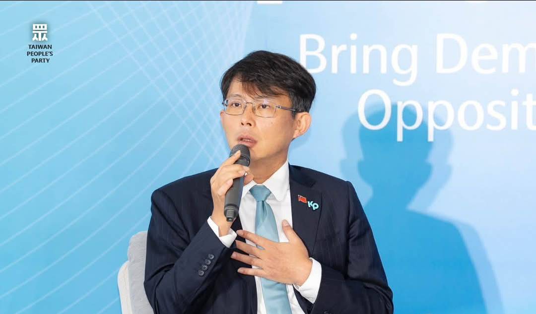 民眾黨主席黃國昌22日參加在野領袖峰會，特地別上中華民國國旗胸章，和代表創黨主席柯文哲符號的KP胸章。圖/取自民眾黨臉書